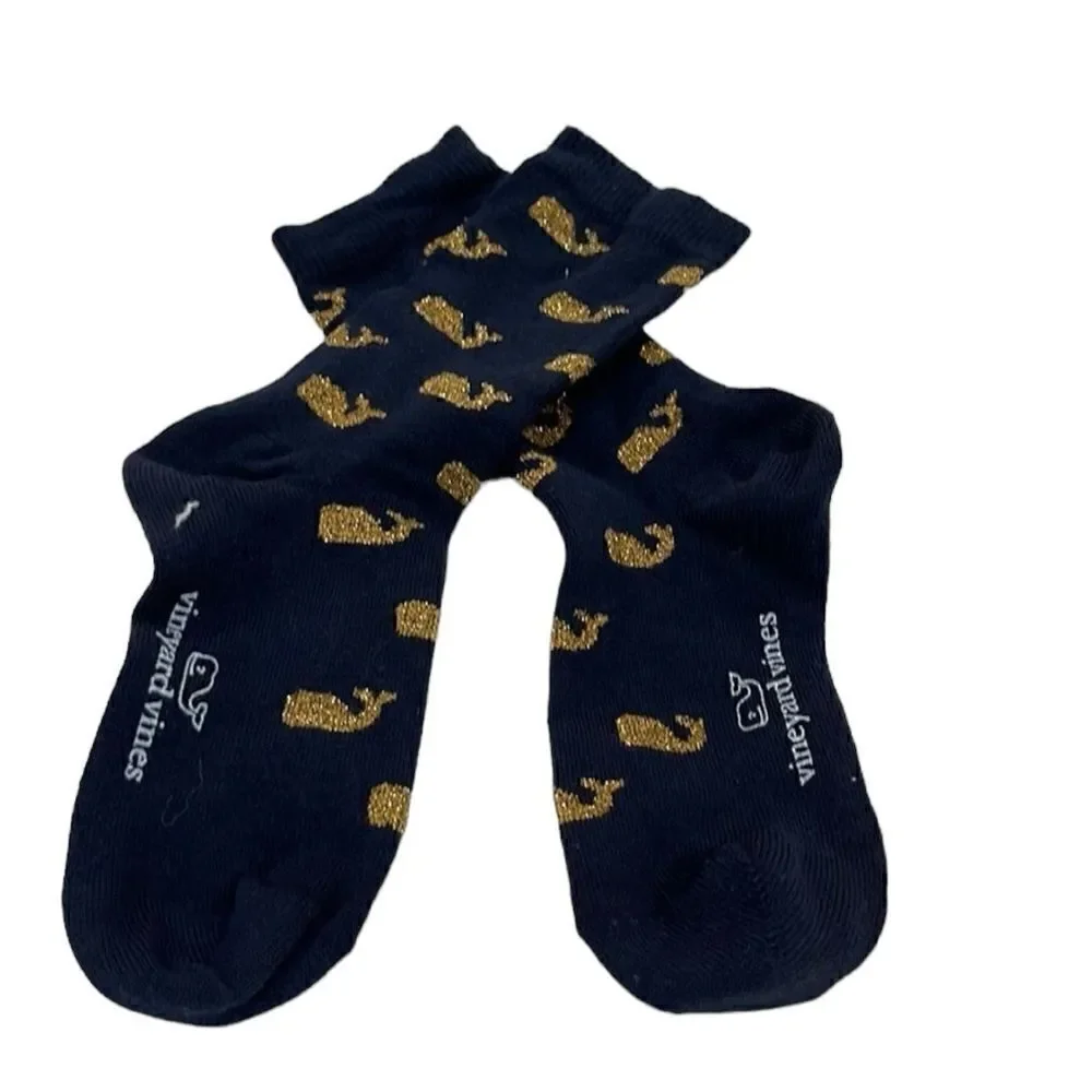 VINEYARD VINES NAVY BLUE AND GOLD GIRLS SOCKS.